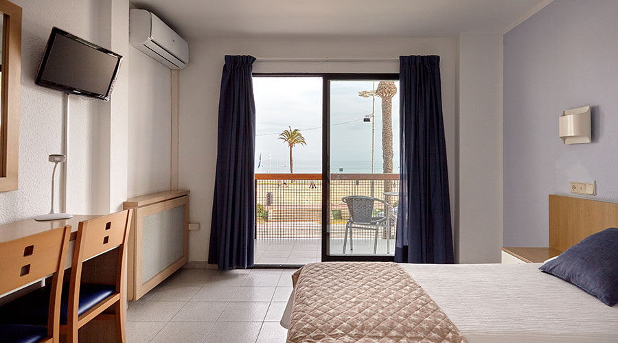 Interior de habitación doble con vistas al mar de Hotel La Cabaña Peñíscola