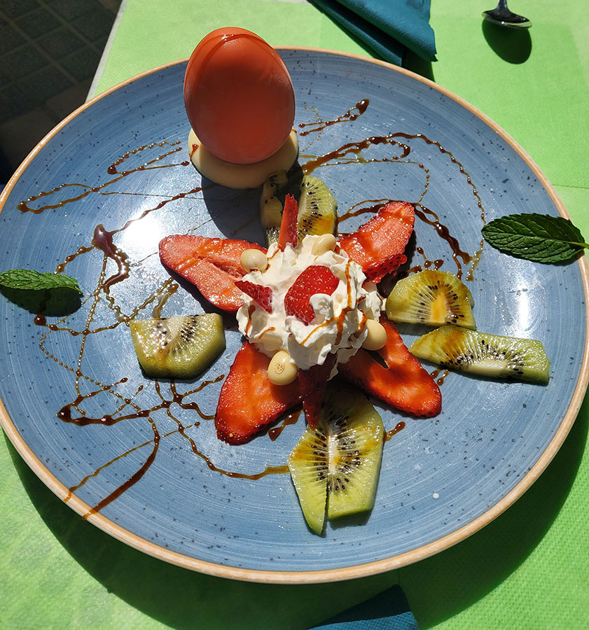 Postre casero con frutas de Restaurante Hotel La Cabaña Peñíscola