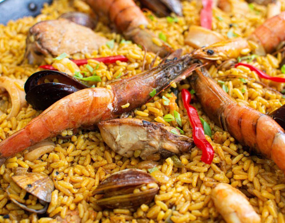 Descubre los Platos y Sabores Típicos que Debes Probar al Visitar Peñíscola. Paella de marisco.